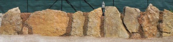 belles pierres en mur de clôture sur le var près de toulon